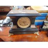 AN AMERICAN MANTEL CLOCK IN A FAUX MARBLE AND SLATE WOODEN CASE