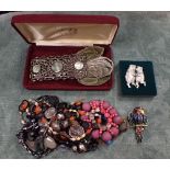 A COLLECTION OF COSTUME JEWELLERY