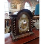 A 1920s OAK CASED MANTEL CLOCK, WITH BRASS AND SILVERED ARCH DIAL