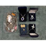 A COLLECTION OF COSTUME JEWELLERY