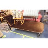 A VICTORIAN CHAISE LONGUE