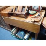 A VICTORIAN MAHOGANY PEMBROKE TABLE