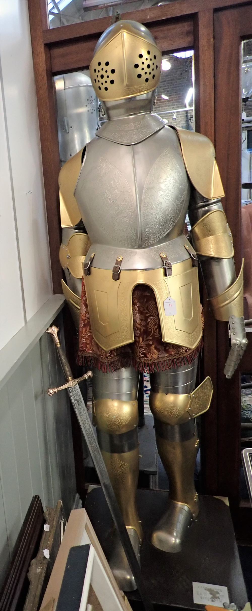 A REPRODUCTION FULL SIZE SUIT OF ARMOUR