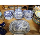 A COLLECTION OF BLUE AND WHITE WILLOW PATTERN CERAMICS