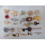 A COLLECTION OF VINTAGE BROOCHES