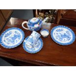 A SMALL SPODE WILLOW PATTERN TEAPOT