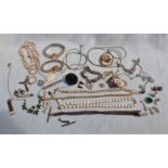A COLLECTION OF COSTUME JEWELLERY AND WATCHES