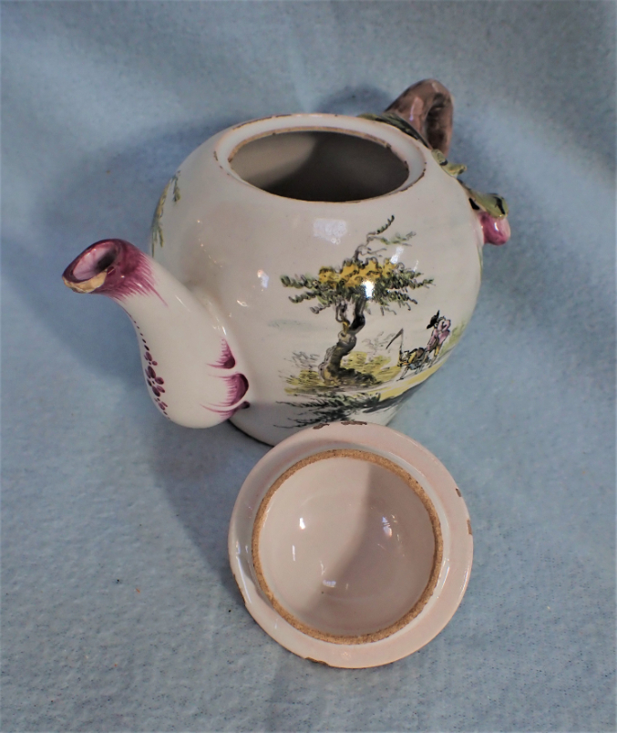 A FRENCH FAIENCE TEAPOT - Image 2 of 4