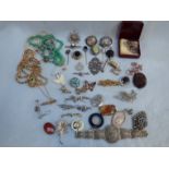 A COLLECTION OF COSTUME JEWELLERY