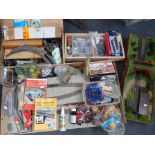 A COLLECTION OF 'N' AND 'OO' GAUGE MODEL RAILWAY ACCESSORIES