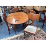 AN EARLY 20TH CENTURY EXTENDING DINING TABLE