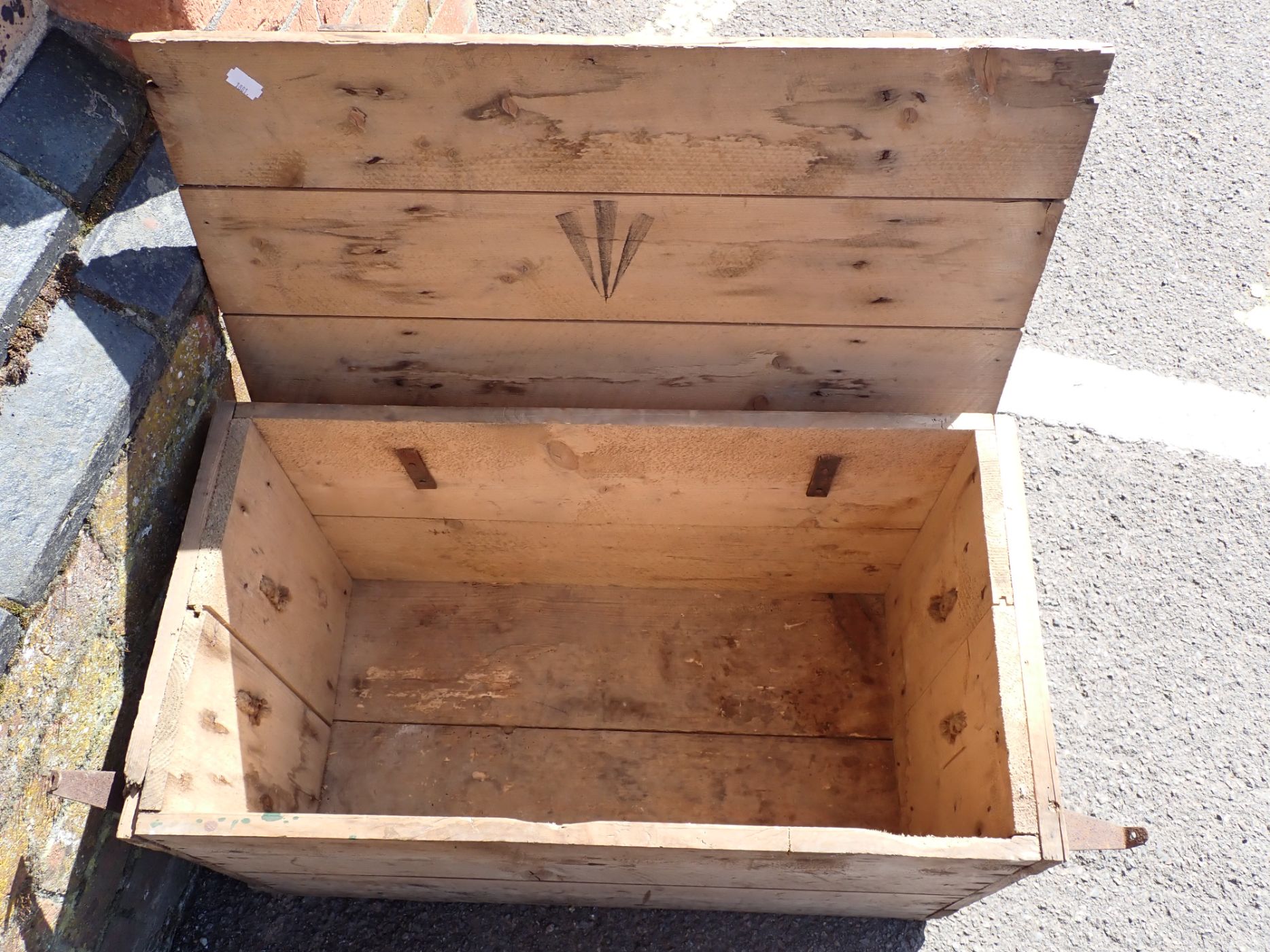A MILITARY/RED CROSS PINE PACKING CRATE - Bild 2 aus 2