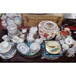 A COLLECTION OF TEA WARE