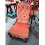 A VICTORIAN UPHOLSTERED WALNUT CHAIR