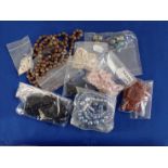 A COLLECTION OF LOOSE STONES/BEADS