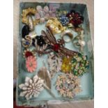 A COLLECTION OF VINTAGE BROOCHES AND JEWELLERY