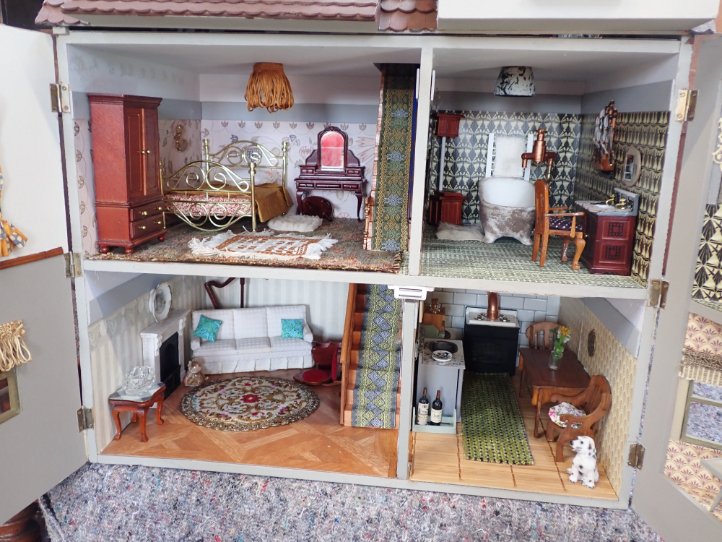 A MODERN DOLLS HOUSE - Image 2 of 2