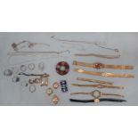 A COLLECTION OF YELLOW AND WHITE METAL JEWELLERY