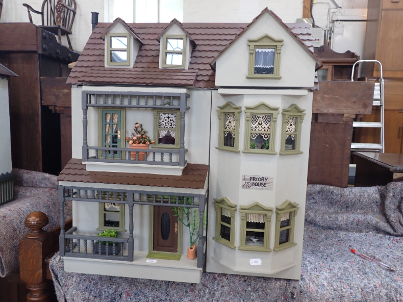 A MODERN DOLLS HOUSE