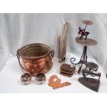 A QUANTITY OF ASSORTED METALWARE,