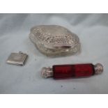 A WHITE METAL TOPPED DOUBLE-ENDED RUBY GLASS SCENT BOTTLE