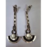 A PAIR OF SILVER ART DECCO STYLE DROP EARRINGS