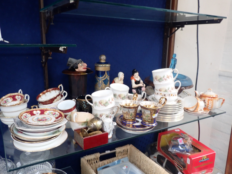 A PAIR OF CONTINENTAL CABINET CUPS AND SAUCERS