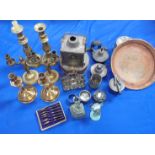 A COLLECTION OF BRASS CANDLESTICKS