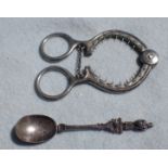 AN EGG TOPPING DEVICE, AND A SOUVENIR SPOON