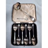 A SET OF SIX SILVER TEASPOONS WITH GOLF CLUB DECORATION