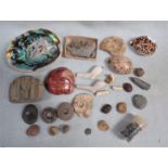 A SMALL COLLECTION OF FOSSILS, PIPE BOWLS