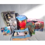AN INTERACTIVE E.T. TOY (BOXED) AND OTHER MODERN TOYS