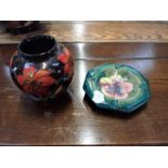 A MOORCROFT ASHTRAY AND A SMALL VASE