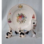 A PAINTED CABINET PLATE, A PAIR OF 'WEMYSS' STYLE CATS
