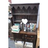 N ARTS AND CRAFTS STYLE OAK DRESSER