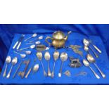 A COLLECTION OF SILVER PLATED AND METALWARE ITEMS