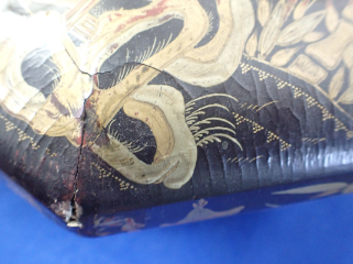 A CHINESE BLACK AND GILT LACQUERED BOX - Image 3 of 5