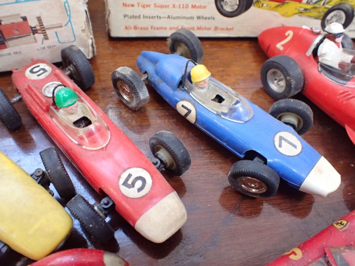 A COLLECTION OF TOY RACING CARS, INCLUDING SCALEXTRIC - Image 2 of 3