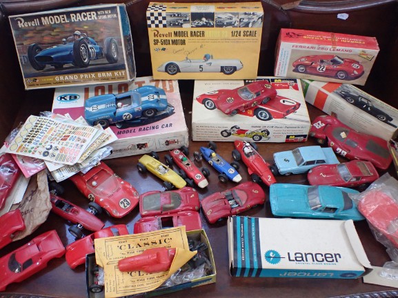 A COLLECTION OF TOY RACING CARS, INCLUDING SCALEXTRIC