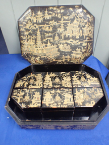 A CHINESE BLACK AND GILT LACQUERED BOX - Image 4 of 5