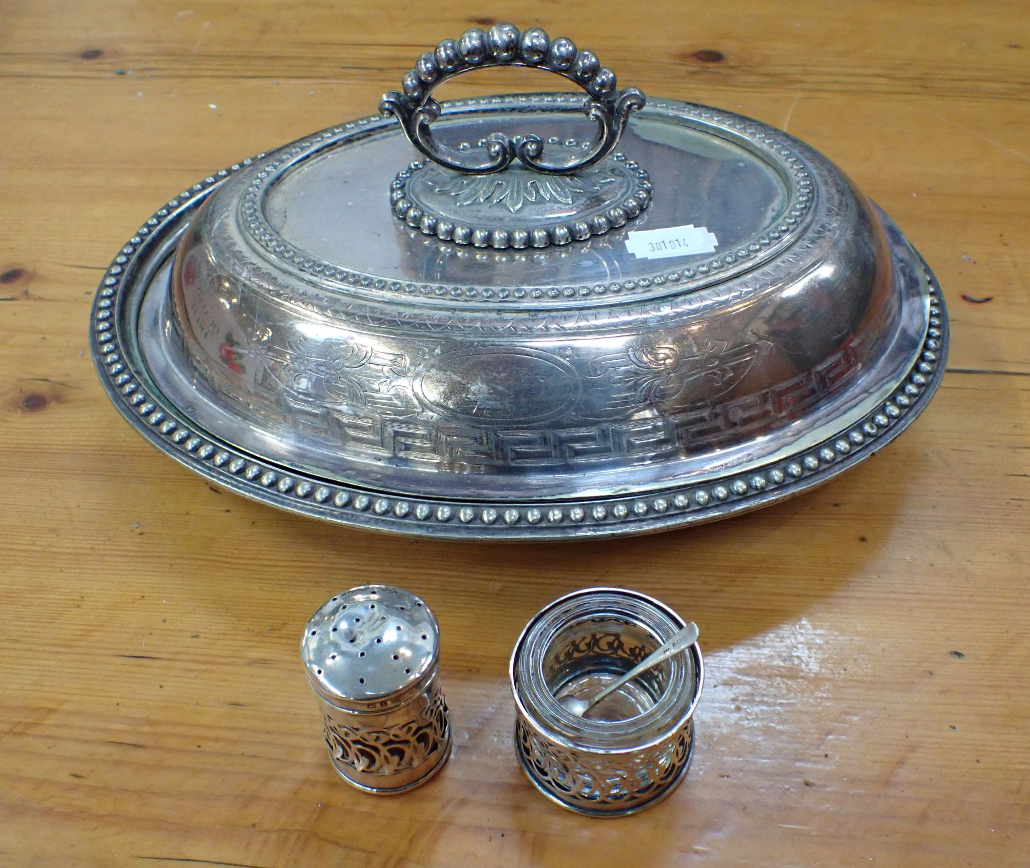 A SILVER MUSTARD AND PEPPER POT