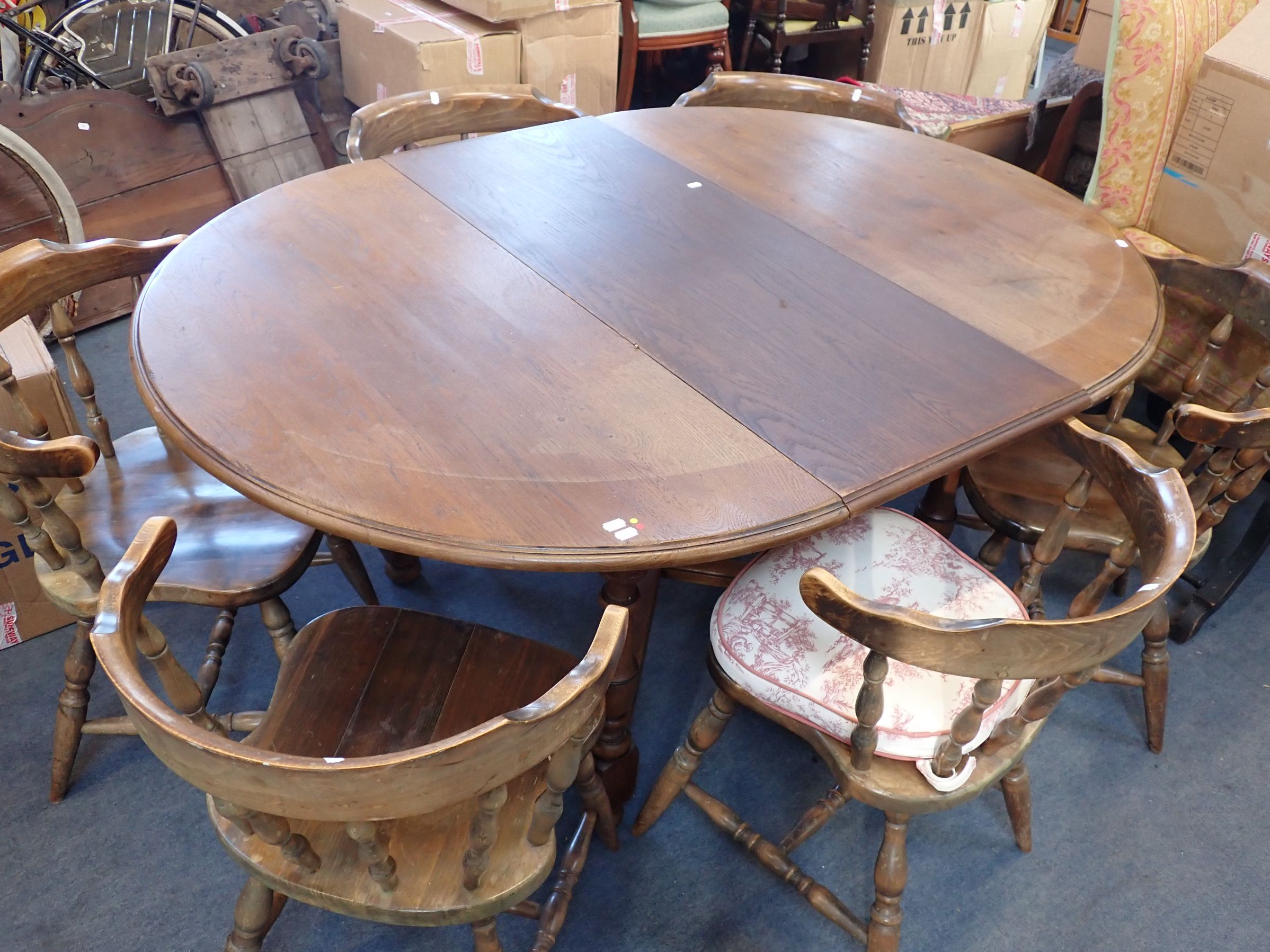 A 20TH CENTURY EXTENDING OAK DINING TABLE