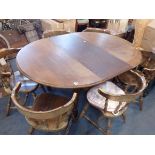 A 20TH CENTURY EXTENDING OAK DINING TABLE