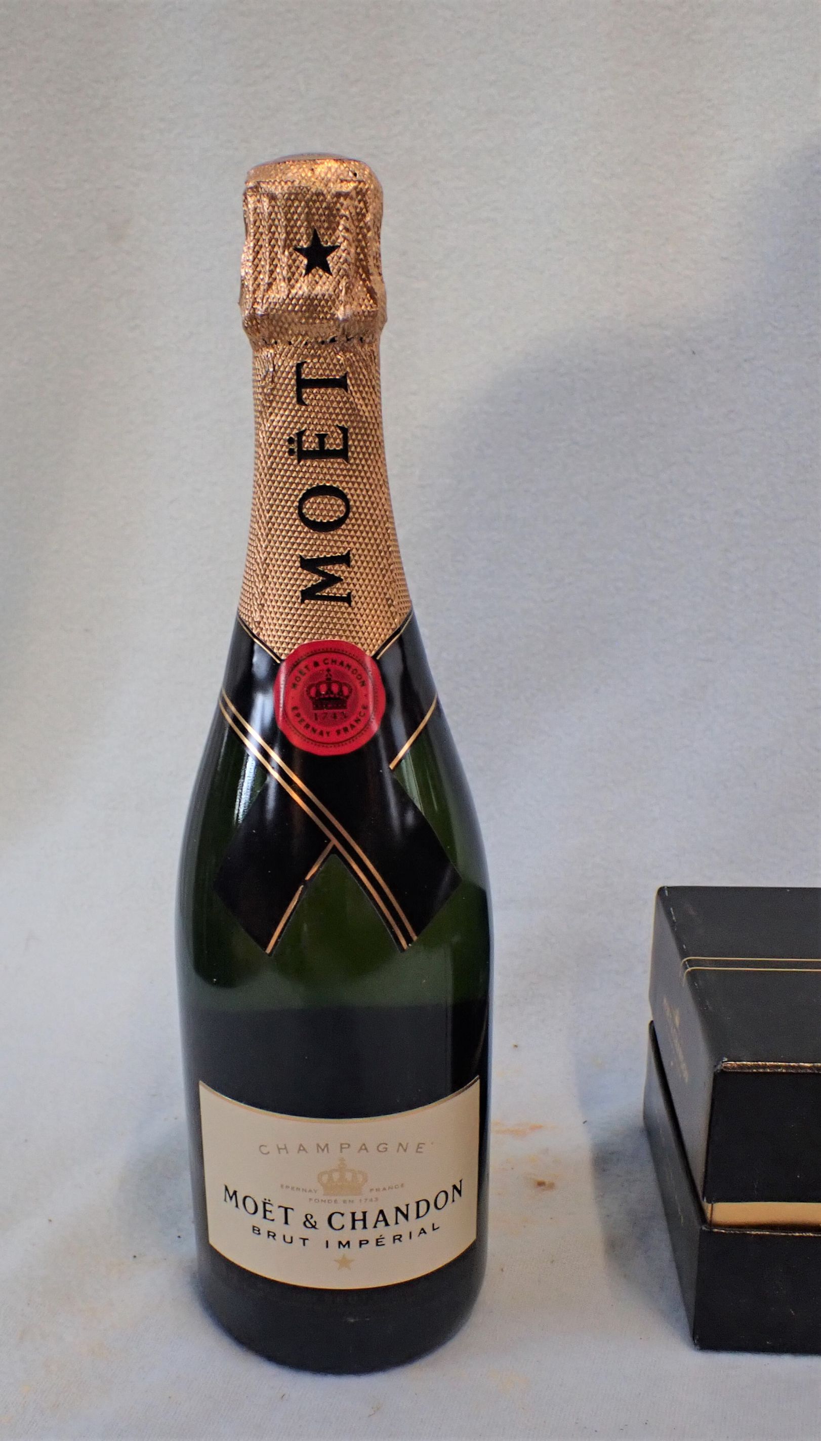 A 'MOET & CHANDON CHAMPAGNE GRAND VINTAGE 2003' WITH A 'MOET & CHANDON CHAMPAGNE BRUT IMPERIAL' - Image 3 of 3