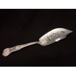 A VICTORIAN SILVER KINGS PATTERN FISH SLICE