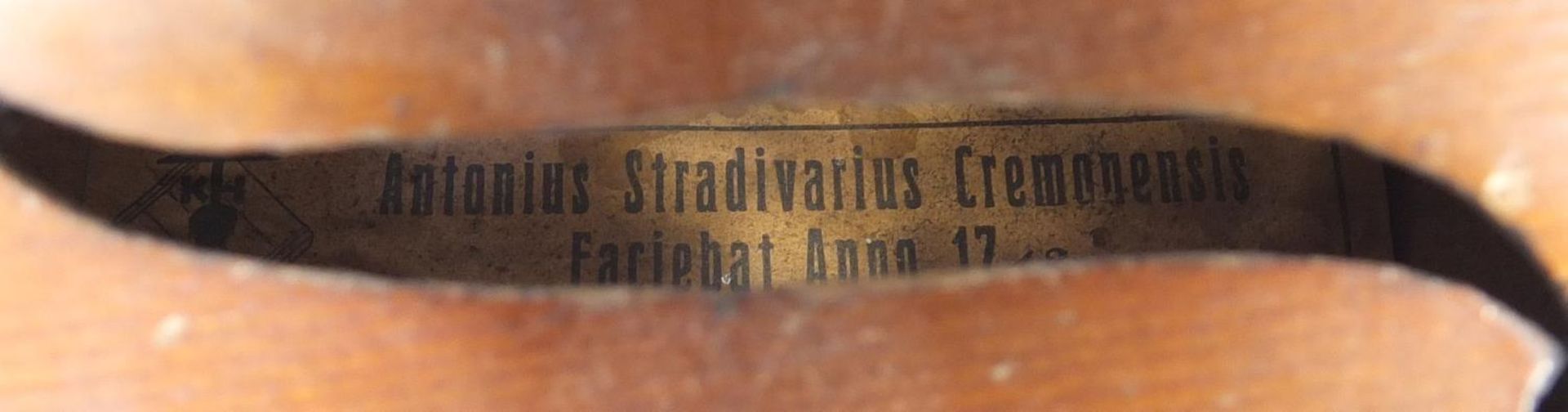 Old wooden violin bearing an Antonius Stradivarius Cremonensis paper label to the interior - Bild 3 aus 3