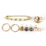 Group of 9ct gold earrings and an unmarked gold coloured metal bar brooch, total 6.2g