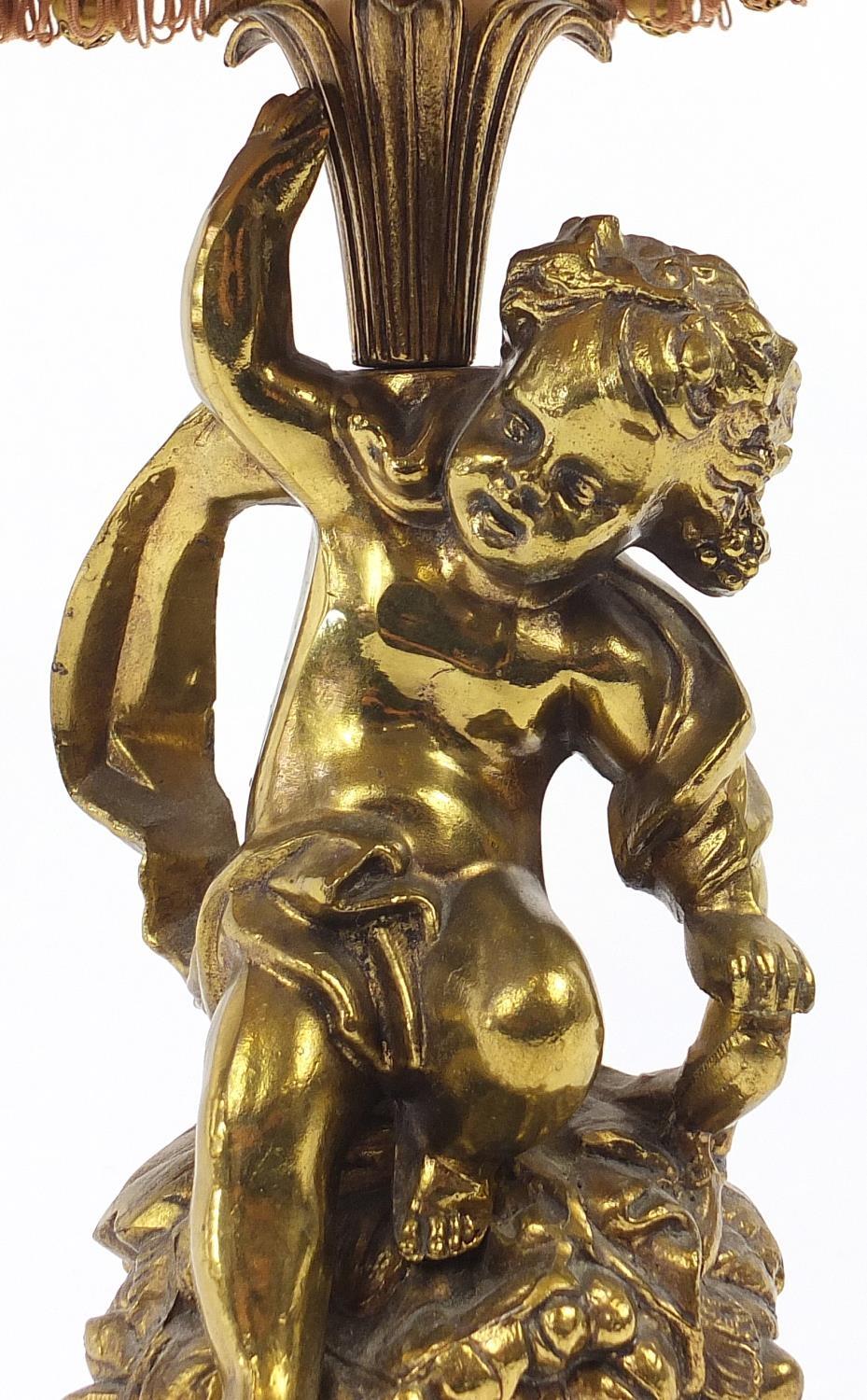 Ornate gilt metal Putti design table lamp with silk lined shade, 71cm high - Image 3 of 8