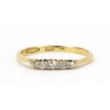 18ct gold and platinum graduated diamond five stone ring, size P, 1.8g