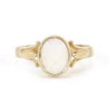 9ct gold cabochon opal ring, size O, 2.3g